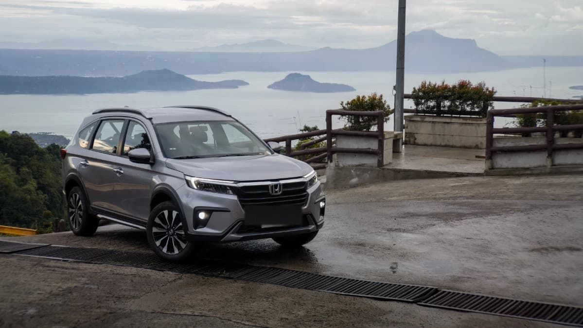 Honda BR-V 2025 scenic front three-quarter view